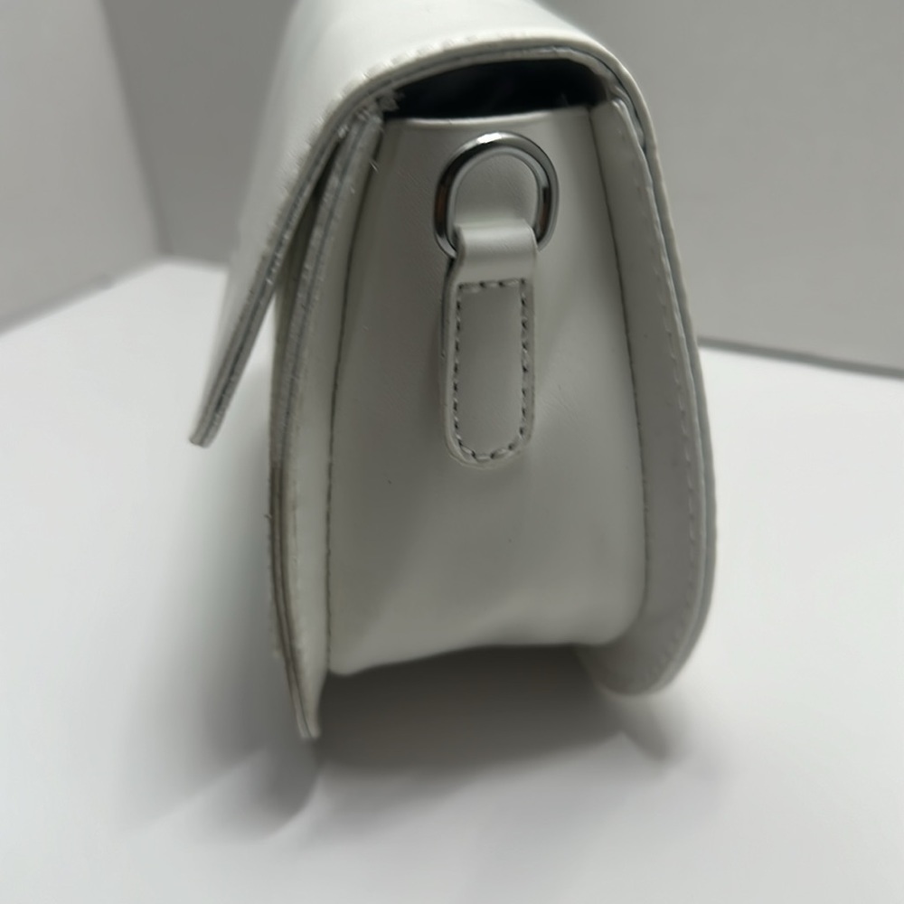 🔥Vintage✨ NWT Chic White Faux Leather Saddle Crossbody Bag - Trendy & Versatile! - Picture 9 of 12